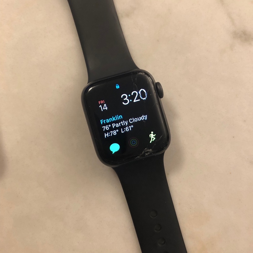 Apple Watch Series 4 *cracked*